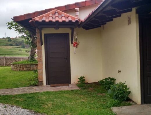 Entrada del apartamento accesible del Cafetal del Rumoroso. Equalitas Vitae Turismo Accesible