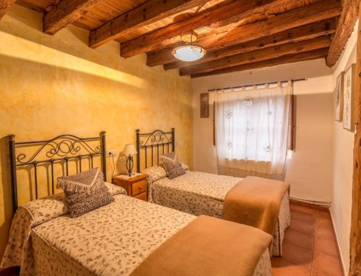 Imagen del interior de la habitación de dos camas.
