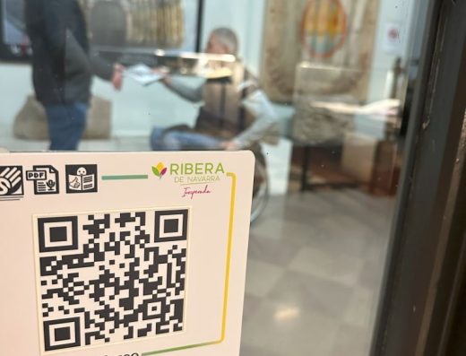 Imagen de código Qr En relieve y braille que enlaza con material digital: audio-signoguía, pdf accesible y documento en Lectura Fácil con información del museo.