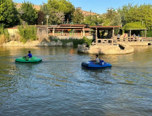 Imagen de 3 barcas en el lago.