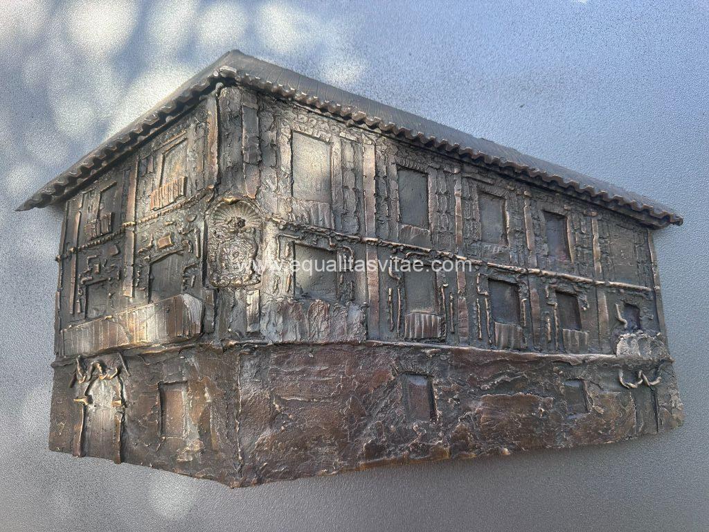 Imagen de una escultura táctil en relieve de la Casa de los Sesma o Casa de las Cadenas.
