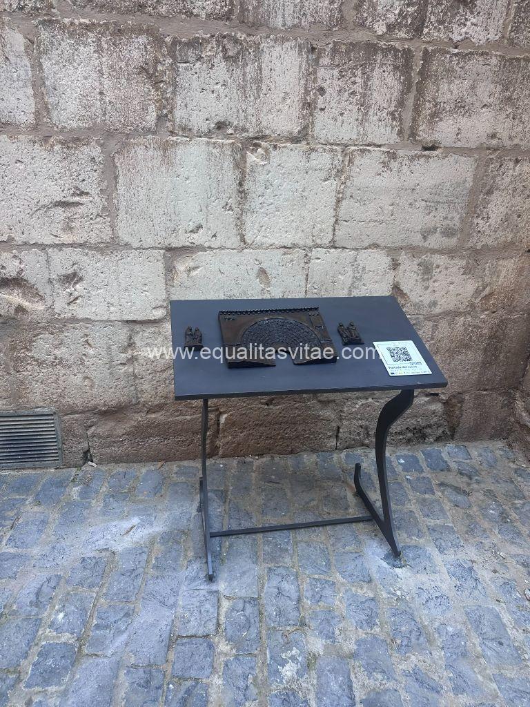 Imagen de una mesa con una representación en relieve de la puerta del Juicio Final de Tudela.