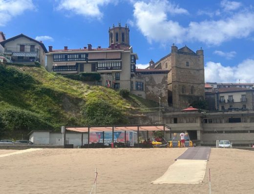 Imagen del punto de playa asistido donde se observa al socorrista junto a las sillas anfibias.