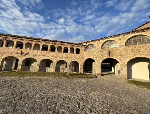 Pórtico con arquería de medio punto.