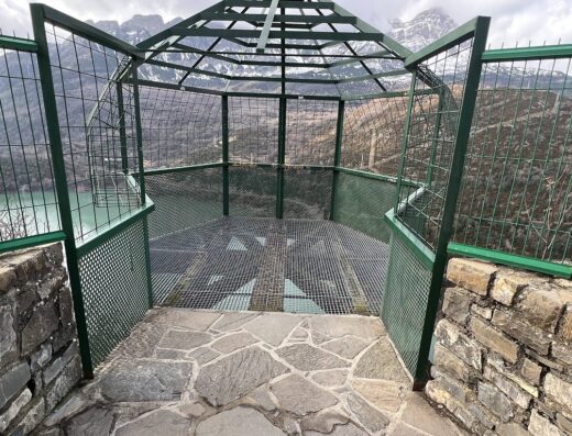 Mirador tipo balcón con suelo de rejilla.