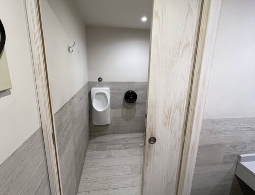 Puerta corredera de acceso a la zona del inodoro.
