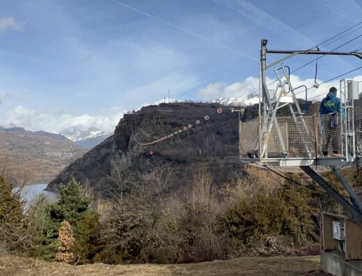 Vista general de la torre de llegada en el valle del Tena.