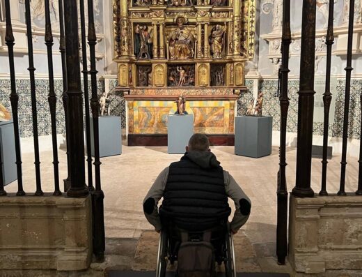 Usuario de silla de ruedas accediendo a capilla.