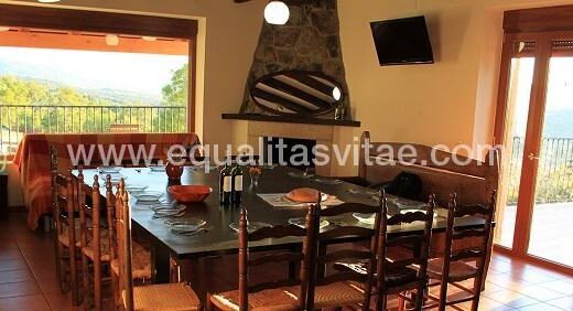 Salón comedor con mesa que permite acceso frontal.
