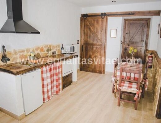 Cocina comedor con mesa accesible frontalmente para usuarios en silla de ruedas.