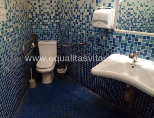 Baño adaptado del Centro de interpretación de Santoña, Victoria y Joyel.