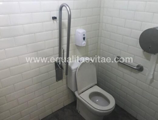 Baño adaptado de la Cervecería Kairos-Bruselas en Pamplona.