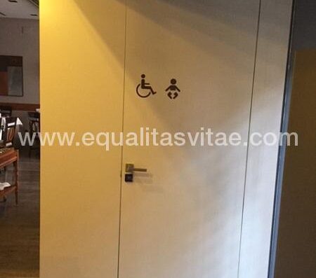 Entrada al baño adaptado para personas con discapacidad.