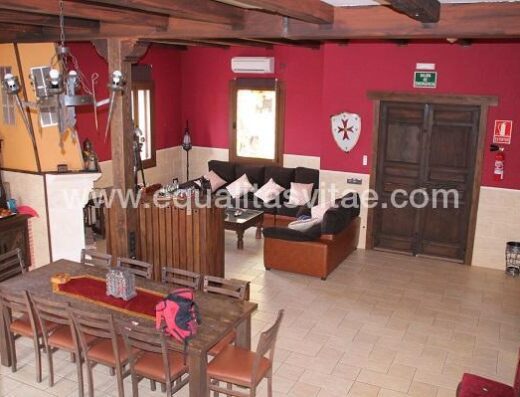 Salón-cocina-comedor de la casa rural Alcazaba, accesible a personas con discapacidad.