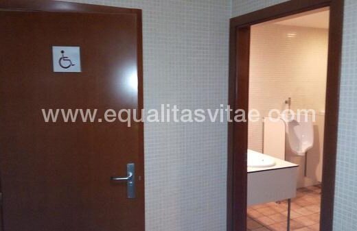 Baño adaptado identificado como tal.