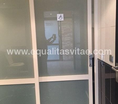 Entrada al baño adaptado del Restaurante Richard, Estella.