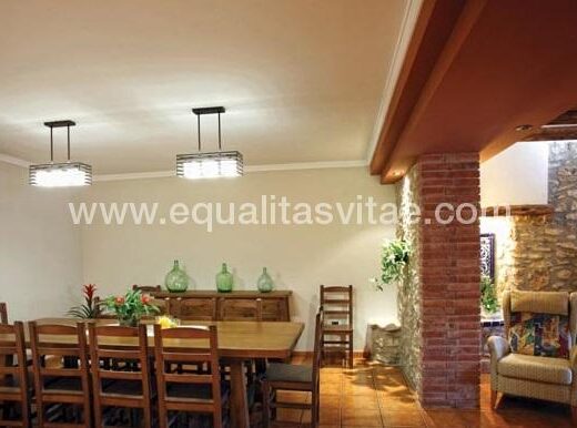 Zona comedor de la casa rural accesible Alvir, Castellón.