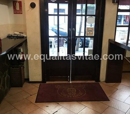 Puerta de entrada del bar casa Alberto.
