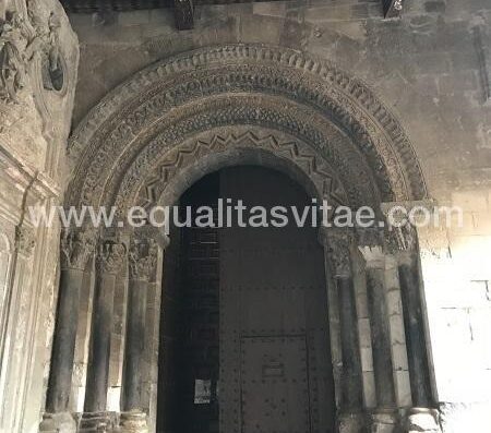 Puerta de entrada accesible a la catedral de Tudela. Entrada secundaria.