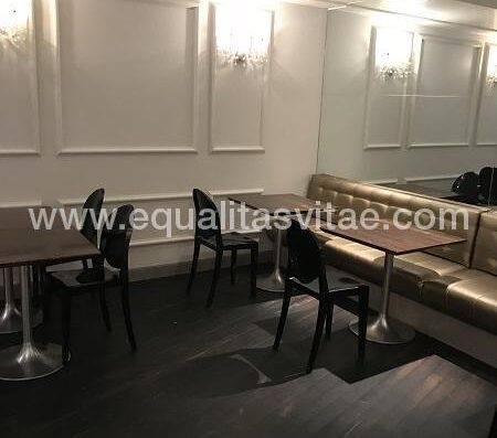Mesas accesibles que permiten acercamiento frontal en silla de ruedas.