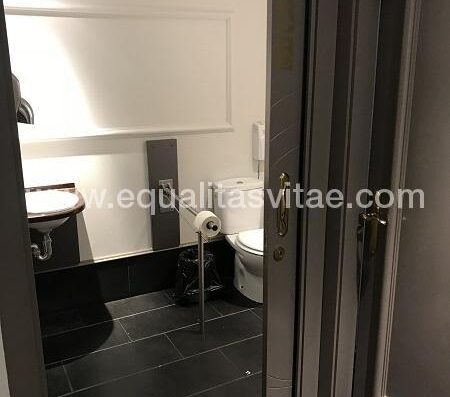 Entrada al baño adaptado del gastrobar La Ribera, Tudela.