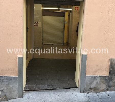 Otra de las entradas accesibles al Mercado de Abastos de Tudela.