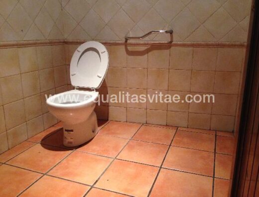 Baño accesible de la cervecería Gilligans de Tudela.