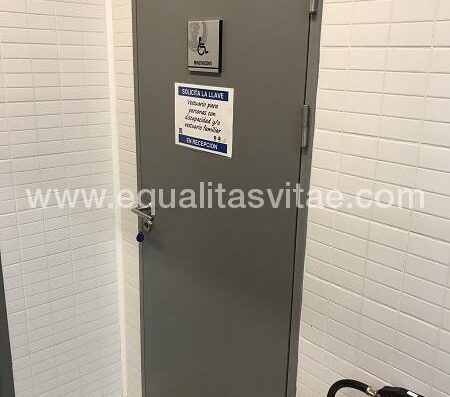 Puerta de entrada a uno de los baños adaptados para personas con discapacidad.