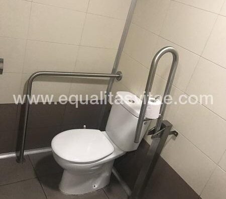 Baño adaptado aseo señoras.