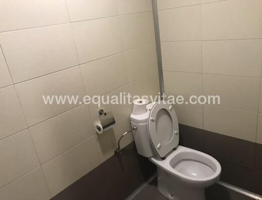 Baño accesible aseo caballeros.