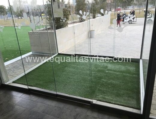 Espacio existente entre las puertas enfrentadas de la entrada.