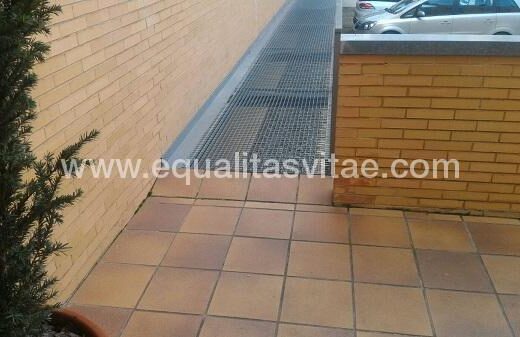 Suelo enrejillado durante el itinerario hasta la entrada.