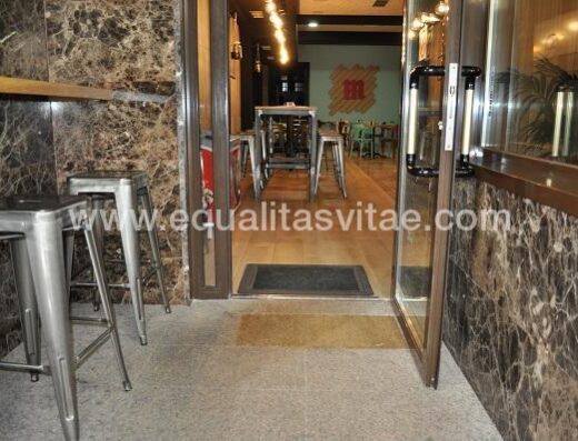 Entrada accesible a la cafetería Alquimia.