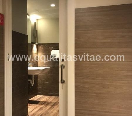 Entrada al baño adaptado del restaurante Vips.