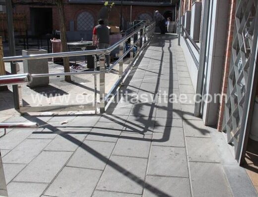 Rampa de acceso al Mercado de abastos de Calahorra.