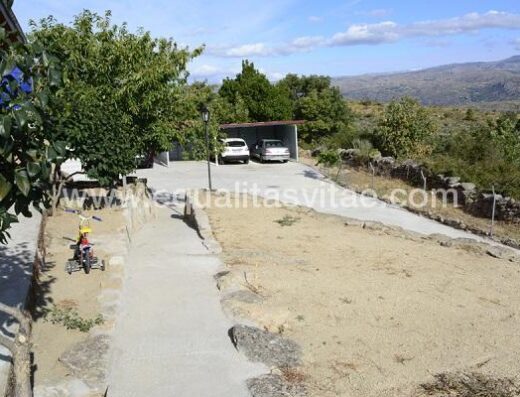 Aparcamiento en itinerario accesible hasta la casa. Foto https://ellabraodegredos.es