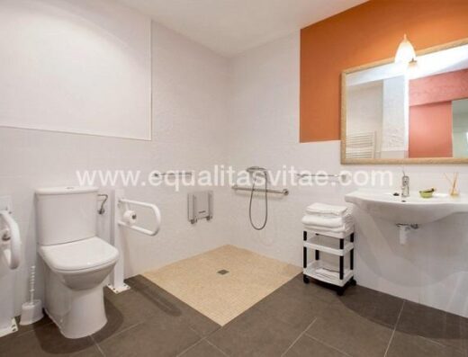 Baño adaptado para personas con discapacidad. Foto http://www.casaruralmailan.com/