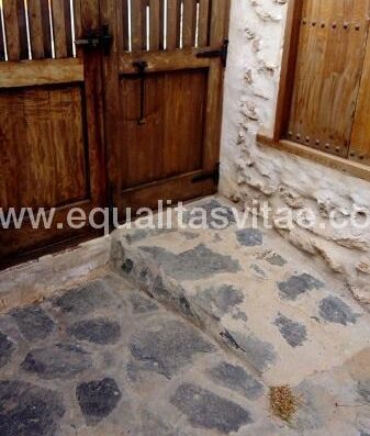 Vista de la entrada por el interior.