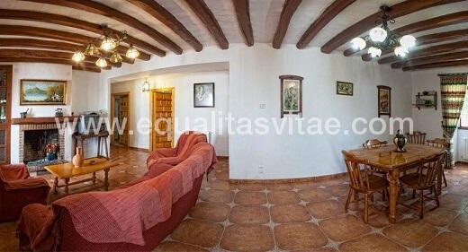 Vista panorámica del salón comedor del apartamento rural Tahona. Foto www.molinodeabajo.es/apartamentos/apartamento-tahona/