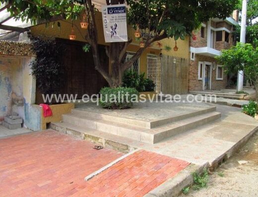 Entrada al hotel Casa de mer, Taranga, Colombia.