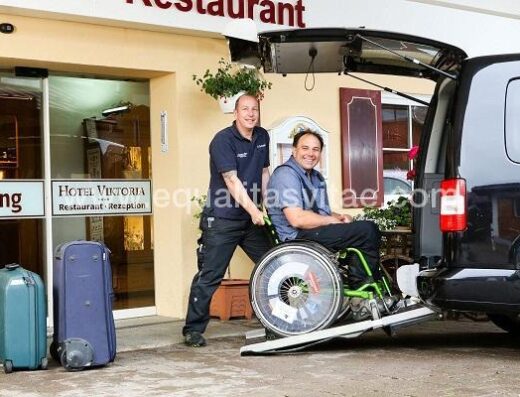 Entrada al hotel Viktoria. Vehículo adaptado para realizar traslados. Foto http://www.rollstuhl-hotel.de/en/