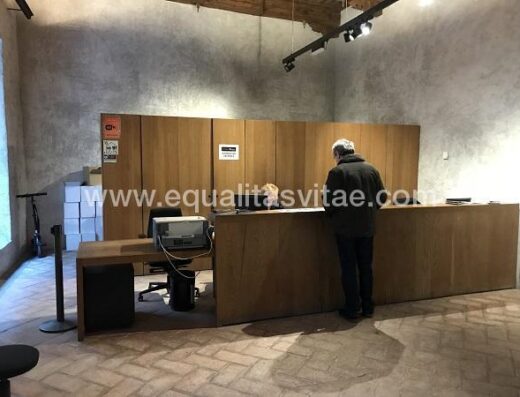 Mostrador con espacio accesible para usuarios en silla de ruedas.