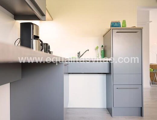 Mobiliario de cocina que permite acercamiento frontal a usuarios en silla de ruedas, casa aschwege. Foto www.ferienwohnunghausaschwege.de
