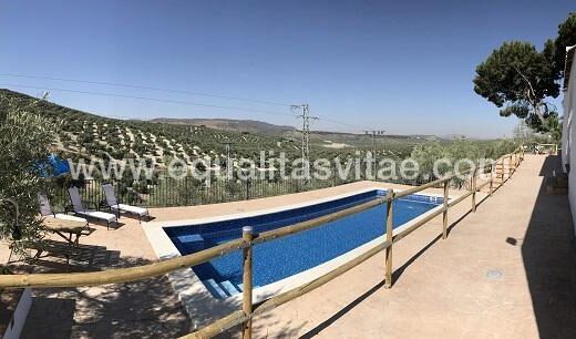 Acceso a zona piscina a través de rampa, casa rural El Horcajillo.