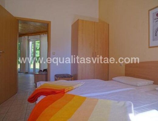 Una de las habitaciones accesibles de la casa de vacaciones Am Lübbesse. Foto www.erholungxxl.de