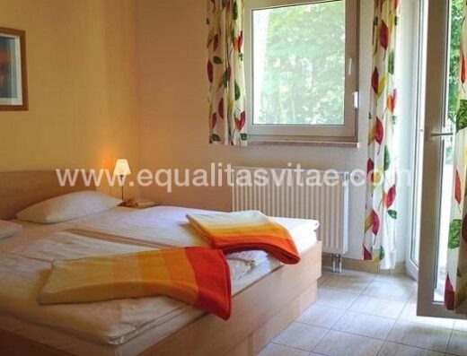 Otra de las habitaciones accesibles de la casa de vacaciones Am Lübbesse. Foto www.erholungxxl.de