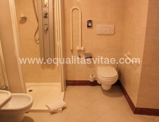 Baño adaptado de habitación accesible, hotel Best Westerm Ambra Palace.