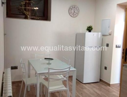 Zona comedor, mesa que permite acercamiento frontal a usuarios en silla de ruedas. Casa rural El cabo.