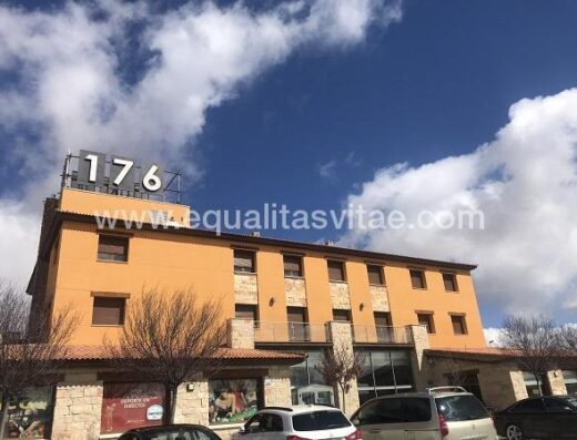 Amplia zona de aparcamiento junto a la entrada del Restaurante Azafrán km 176.
