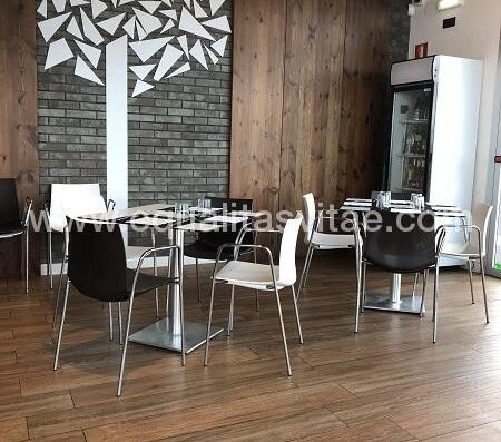 Zona comedor, mesas accesibles que permiten acercamiento a usuarios en silla de ruedas. Asador Sarrión Vía verde, Teruel.
